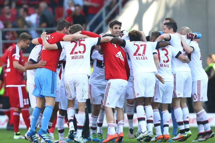 Con la vittoria per 2-1 sull&#39; Ingolstadt, il Bayern di Guardiola a una giornata dal termine della Bundesliga,  diventato campione di Germania per la ventiseiesima volta nella sua storia (la quarta consecutiva). Ecco le immagini della festa a fine partita . Getty Images